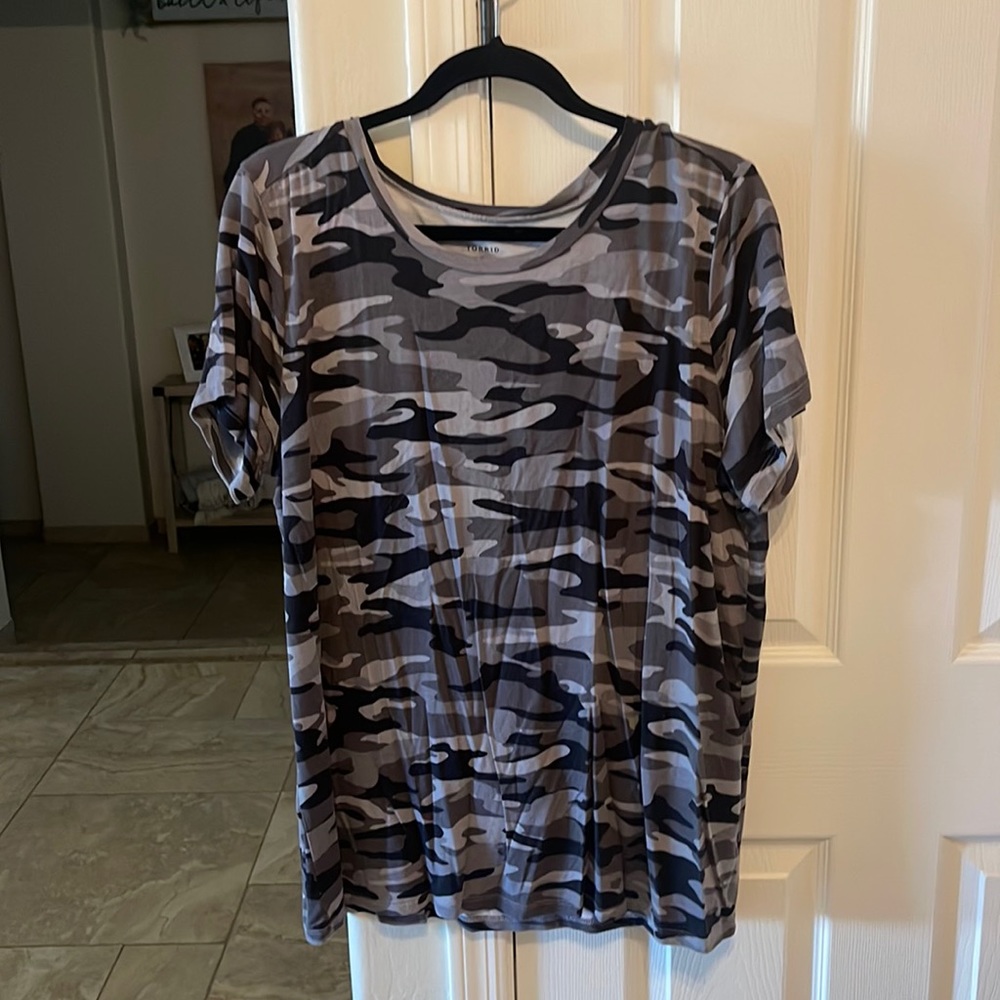 Torrid Super Soft Camo T-Shirt, Stretchy Material Size 2, NWOT